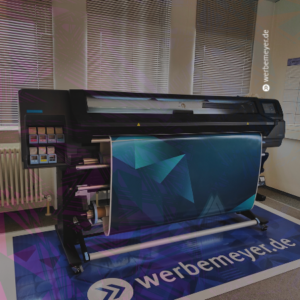 Foto von unserem Digitaldrucker, der gerade ein Großformat für Fahrzeugwerbung druckt.