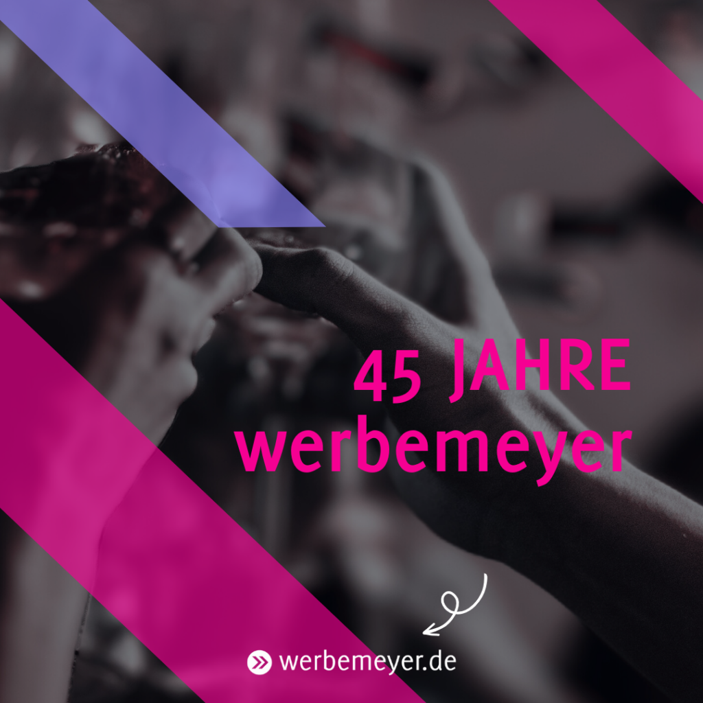 mehrere Hände die zusammen mit Sektgläsern anstoßen und der Text: 45 Jahre Werbemeyer.