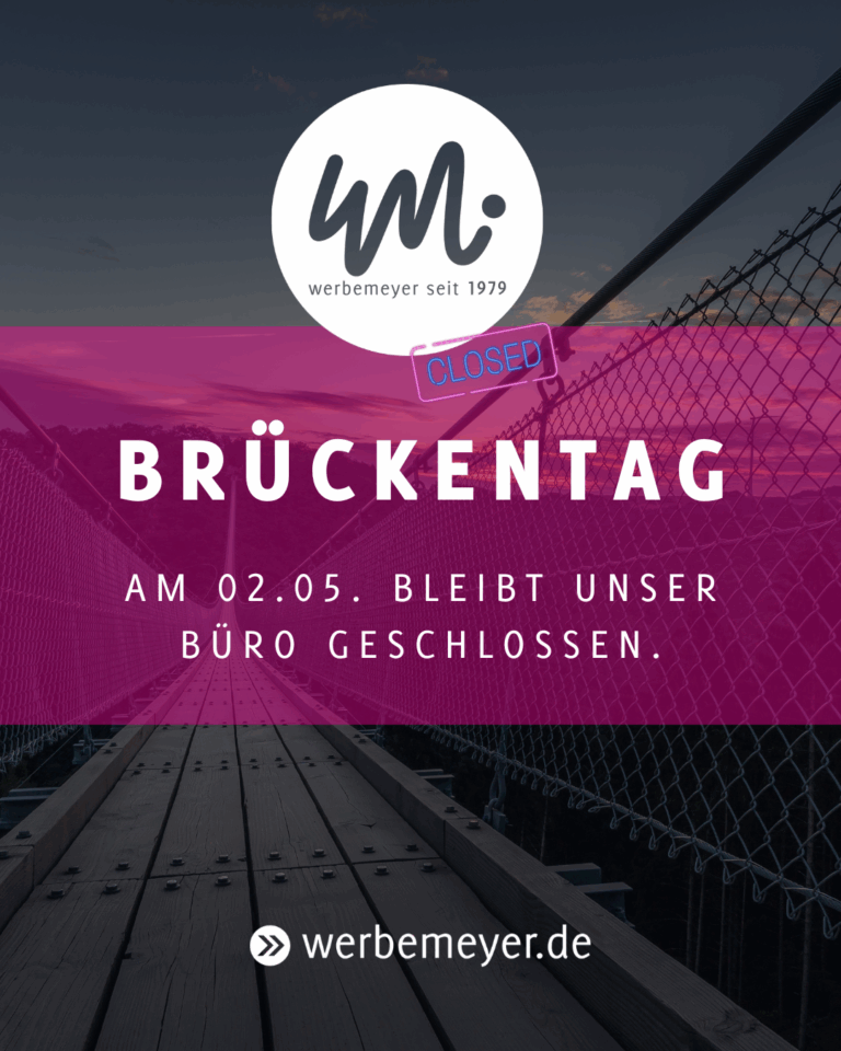 Brückentag, man sieht eine lange Hängebrücke, das Werbemeyer Logo rund ganz oben mittig in weiß, darunter ein CLOSED Neon Schild in pink und blau und dazu der INFOTEXT, dass am 02.05. geschlossen bleibt in einem Pinken transparenten Feld.