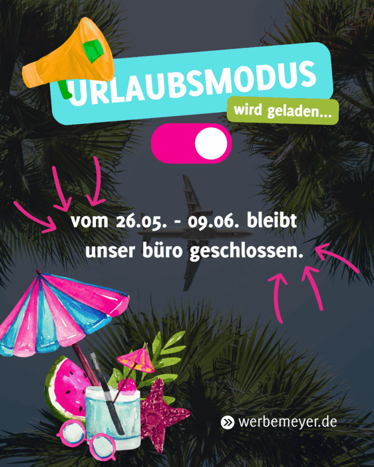 Urlaubsmodus wird geladen, vom 26.05. bis einschließlich 09.06. bleibt unser büro geschlossen. Im Hintergrund ein fliegendes Flugzeug und im Vordergrund Cocktail mit Schirmchen und Urlaubsdeko