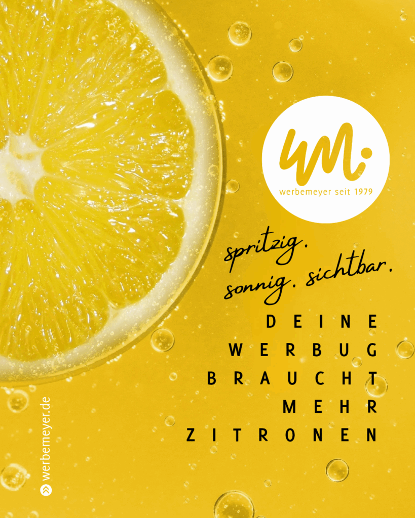 Eine angeschnittene Zitrone auf der linken Seite und rechts unser Werbemeyerlogo mit einem Werbespruch. Spritzig. Sonnig. Sichtbar. Deine Werbung braucht mehr Zitronen.