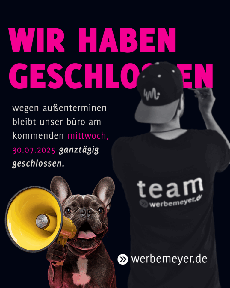 wir haben geschlossen. schwarzer Hintergrund, ein Arbeiter der mit dem Rücken zu uns zeigt und ein werbemeyer Shirt trägt, den Infotext, dass Mittwoch, 30.07. geschlossen bleibt und unten links ein Mops mit gelben Megaphone.