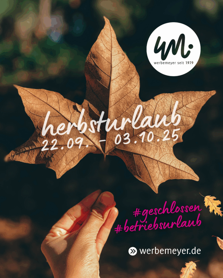 Infobild Herbsturlaub. Darauf zu sehen ein Herbstblatt das mit einer Hand aufrecht gehalten wird. auf dem Blatt steht "Herbsturlaub 22.09. bis 03.10.2025" Firmenlogo und Webadresse.